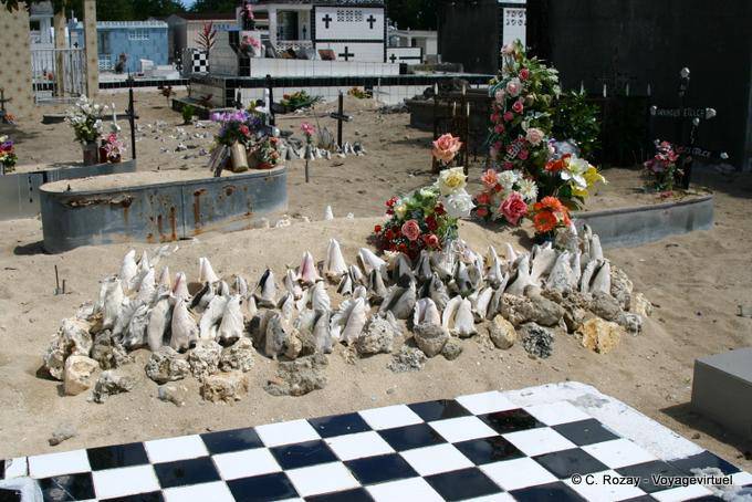 Cimitero in Port-Louis, conchiglie e tombe di latta - Guadalupa