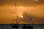 Barca a vela al tramonto, Deshaies, Guadalupa.