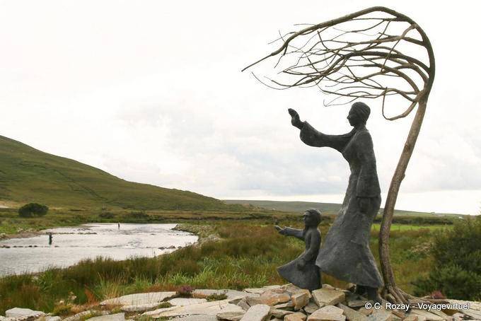 Statua sulle rive del fiume Ovenduff, Bangor Erris Bog, Mayo Bangor - Irlanda