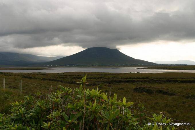 Illusione vulcanica poiché la N59 prima Mallaranny (Mulranny) - Irlanda