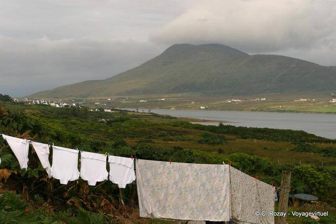 Biancheria e panorama verso Penisola Corraun, Achill Road, Mulranny - Irlanda