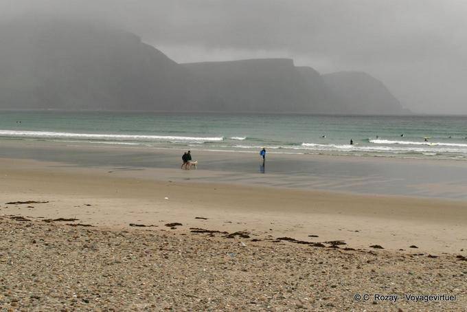 Nuotare Icy con le scogliere di Keel, Achill Island - Irlanda