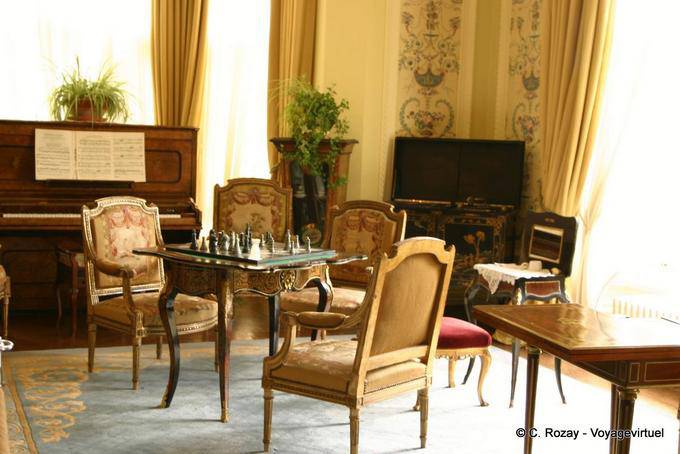 Il salone, pianoforte e scacchi, Connemara Kylemore Abbey - Irlanda