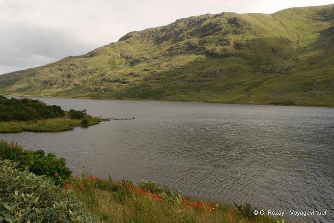 Sulle rive di uno dei numerosi laghi di Connemara - Irlanda