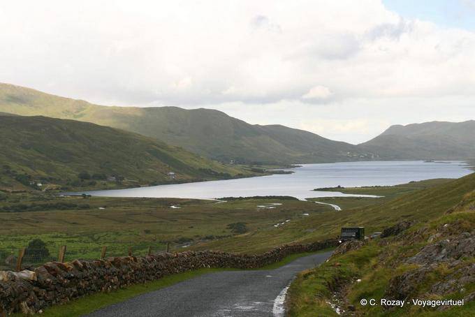 Lough e strada stretta, Connemara - Irlanda
