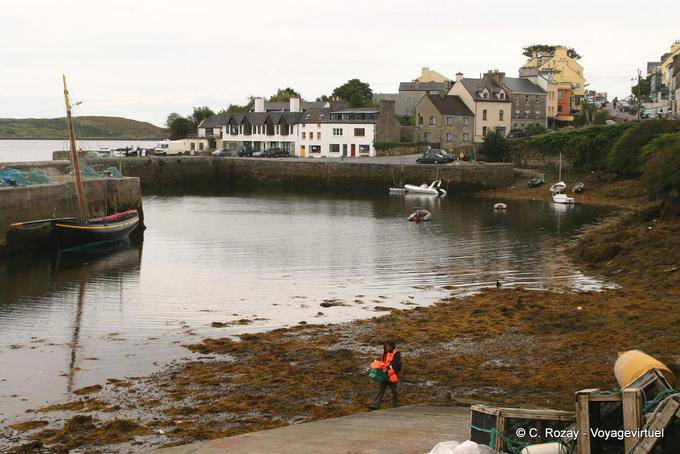 Indossando Roundstone sul braccio occidentale della baia Bertraghboy - Irlanda