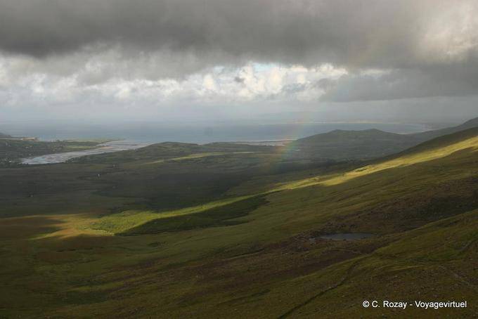 Nuvole e cielo arcobaleno su Cloghane da Conor Pass, Dingle - Irlanda