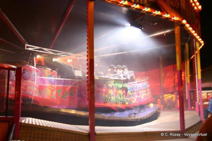 Caterpillar in azione, luna park, Dingle - Irlanda