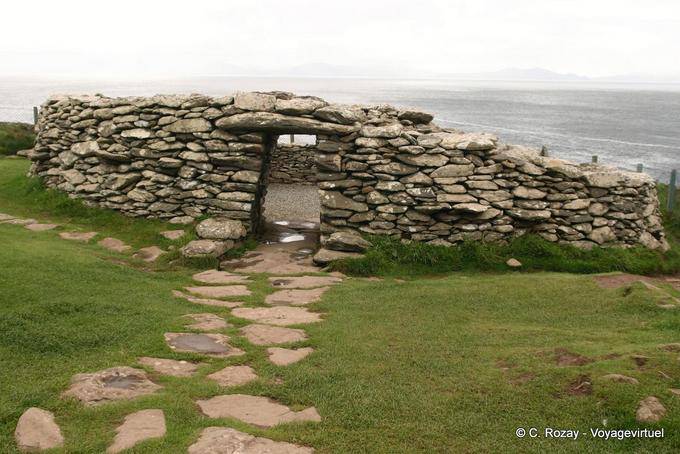 Resti di una capanna in pietra a secco (Clochán), Fahan, Dingle - Irlanda