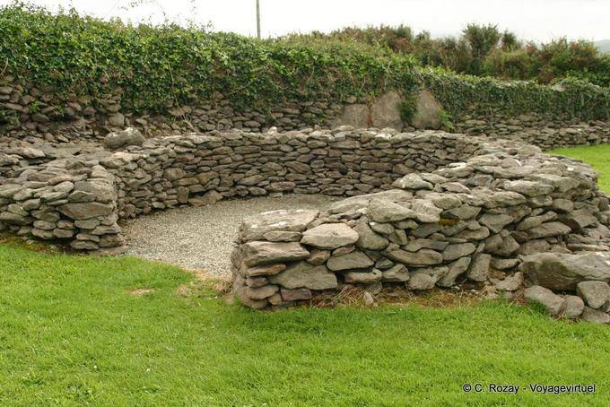 Le rovine dell'antica sito monastico di Reask, Ballyferriter, Dingle - Irlanda