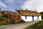 Casa con il tetto di paglia, intorno Dunkineely, Donegal, Irlanda.