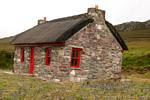 Casa in pietra tipico tetto in paglia, Achill Island, Irlanda.