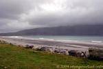 Sulla spiaggia, una vasta gamma di Keel, Achill Island, Irlanda.