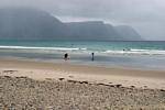 Nuotare Icy con le scogliere di Keel, Achill Island, Irlanda.