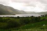 Lago circondato da montagne, Connemara, Irlanda.