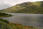 Sulle rive di uno dei numerosi laghi di Connemara, Irlanda.