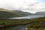 Lough e strada stretta, Connemara, Irlanda.