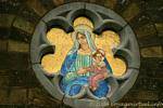 Vergine e il Bambino nella chiesa di Ballyferriter, Dingle, Irlanda.