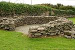 Le rovine dell'antica sito monastico di Reask, Ballyferriter, Dingle, Irlanda.