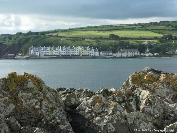 Cushendun vista dall'altra parte della baia, Antrim - Irlanda de Nord