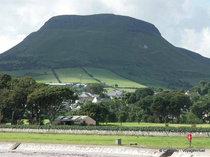 Lurigethan, montagna tabella sopra Waterfoot, Antrim - Irlanda de Nord