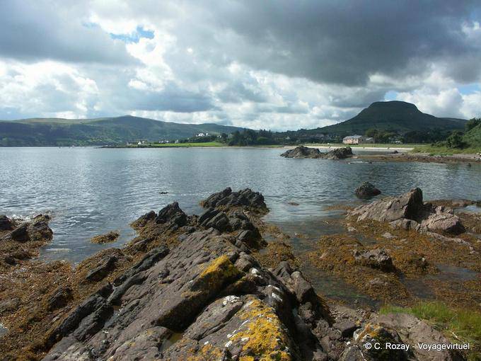 Vista dal nord di Cushendall, Antrim - Irlanda de Nord