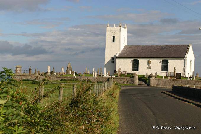 Campanile della chiesa a divertenti Ballinton Harbour, Antrim Coast - Irlanda de Nord