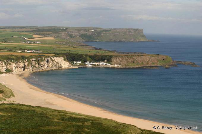 Veduta del villaggio di Port Braddan, White Bay, Antrim Coast - Irlanda de Nord