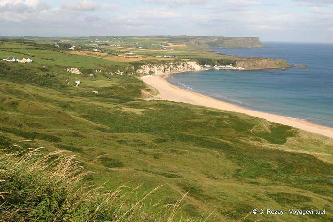 Scogliere e prati, Baia Bianca, Antrim Coast - Irlanda de Nord