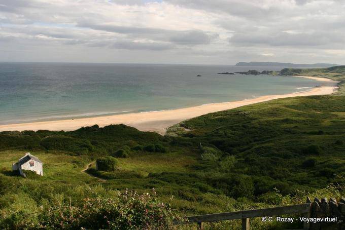 Spiaggia, mare e nuvole, White Bay, Antrim Coast - Irlanda de Nord