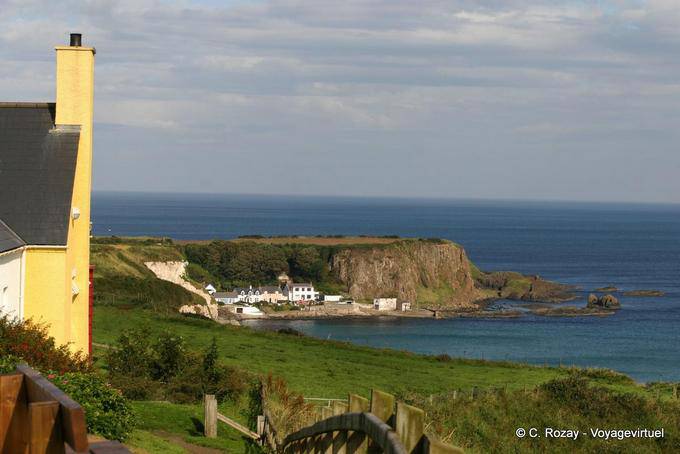 Immerso tra le scogliere di Port Braddan, Antrim Coast - Irlanda de Nord