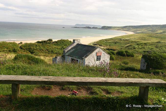 Panchina e vecchia casa, White Park Bay - Irlanda de Nord