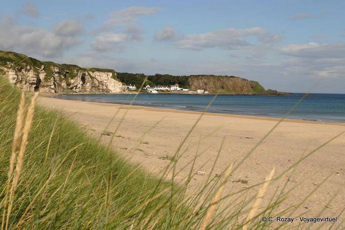 Port Braddan visto dalla spiaggia, White Park Bay - Irlanda de Nord