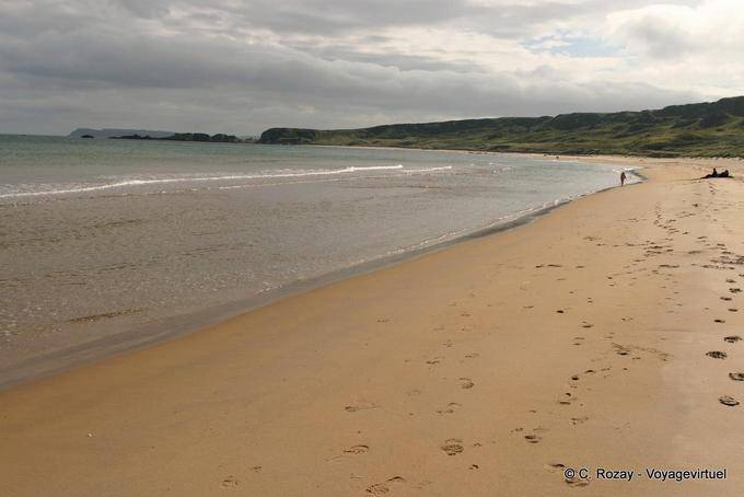Solitary Walker sulla spiaggia, White Park Bay - Irlanda de Nord