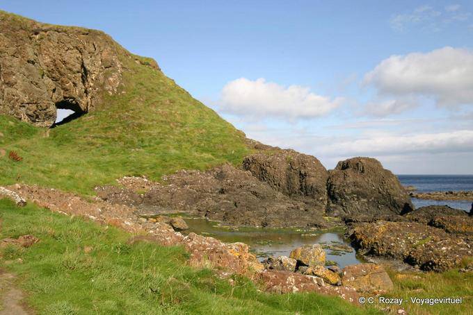Il foro nella roccia, nei pressi di Port Braddan, White Park Bay - Irlanda de Nord