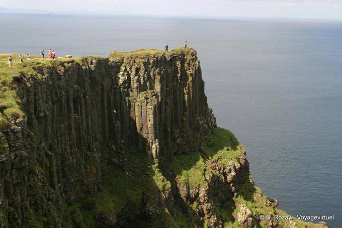 Gli escursionisti sul bordo del pianoro Antrim, Giants Causeway - Irlanda de Nord