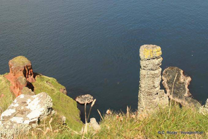 Colonna eretta nel bordo della scogliera, Giants Causeway - Irlanda de Nord