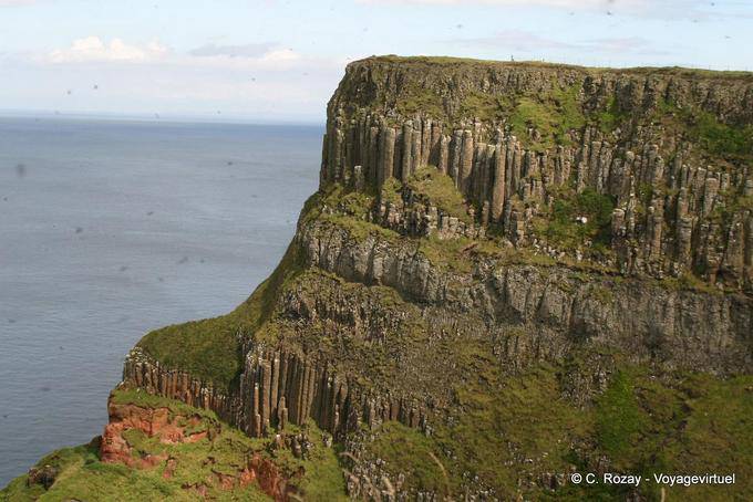 Un'altra vista della pila lava basaltica sull'altopiano Antrim, Giants Causeway - Irlanda de Nord
