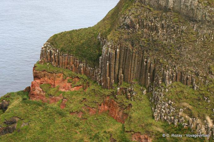 Rosso e organi di roccia grigia, Giants Causeway - Irlanda de Nord
