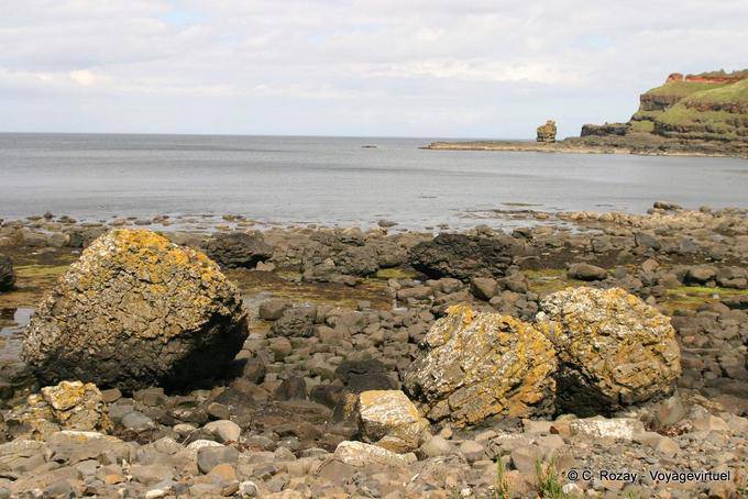 Mucchio di rocce sulla riva, Giants Causeway - Irlanda de Nord