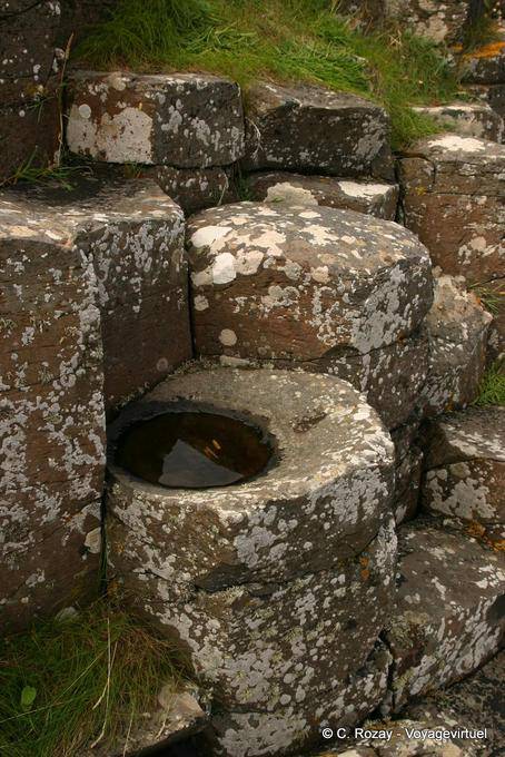 Colonna resta riempita con acqua, Giants Causeway - Irlanda de Nord