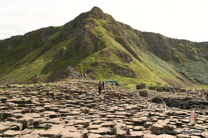 Camminando sul marciapiede della strada, Giants Causeway - Irlanda de Nord