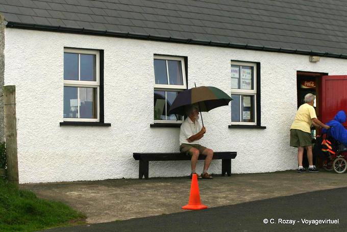 Sotto l'ombrello all'ingresso del pub, Castlerock - Irlanda de Nord