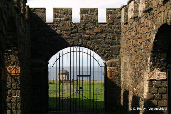 Downhill porta del castello e la parete, di fronte al Tempio di Mussenden - Irlanda de Nord