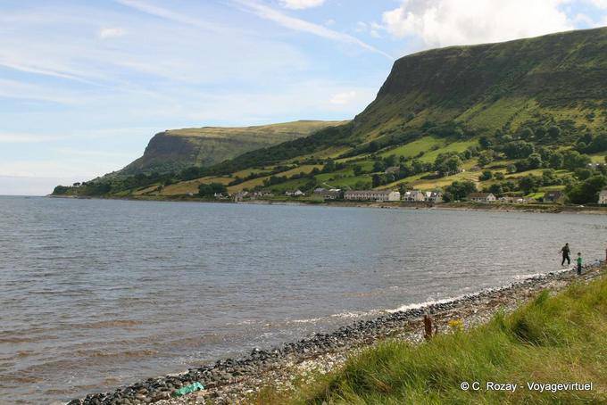 Ciottoli costa intorno a Cushendall - Irlanda de Nord