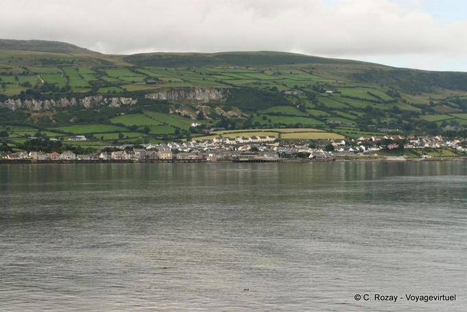 Carnlough visto dalla costa opposta - Irlanda de Nord
