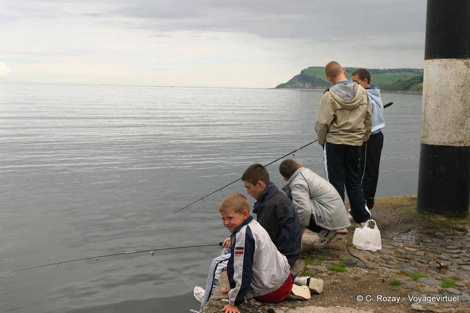 I ragazzi di pesca sulla diga Carnlough - Irlanda de Nord