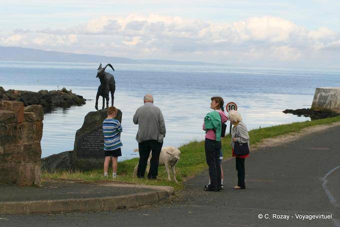 Goat statua (capra), carne di montone e passanti in Cushendun - Irlanda de Nord