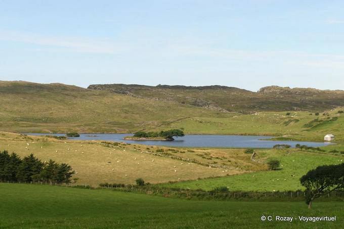 Crannog nel mezzo di Lough na Cranagh, Fair Head - Irlanda de Nord