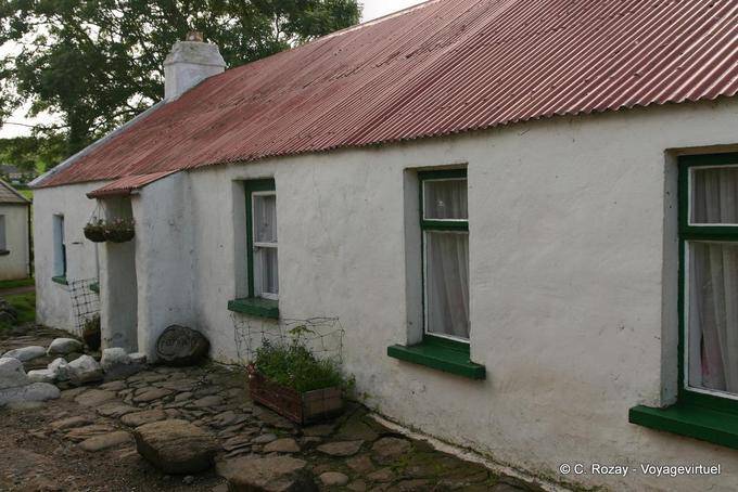 Bassa Tipica casa con tetto di lamiera, nei pressi Fairhead - Irlanda de Nord